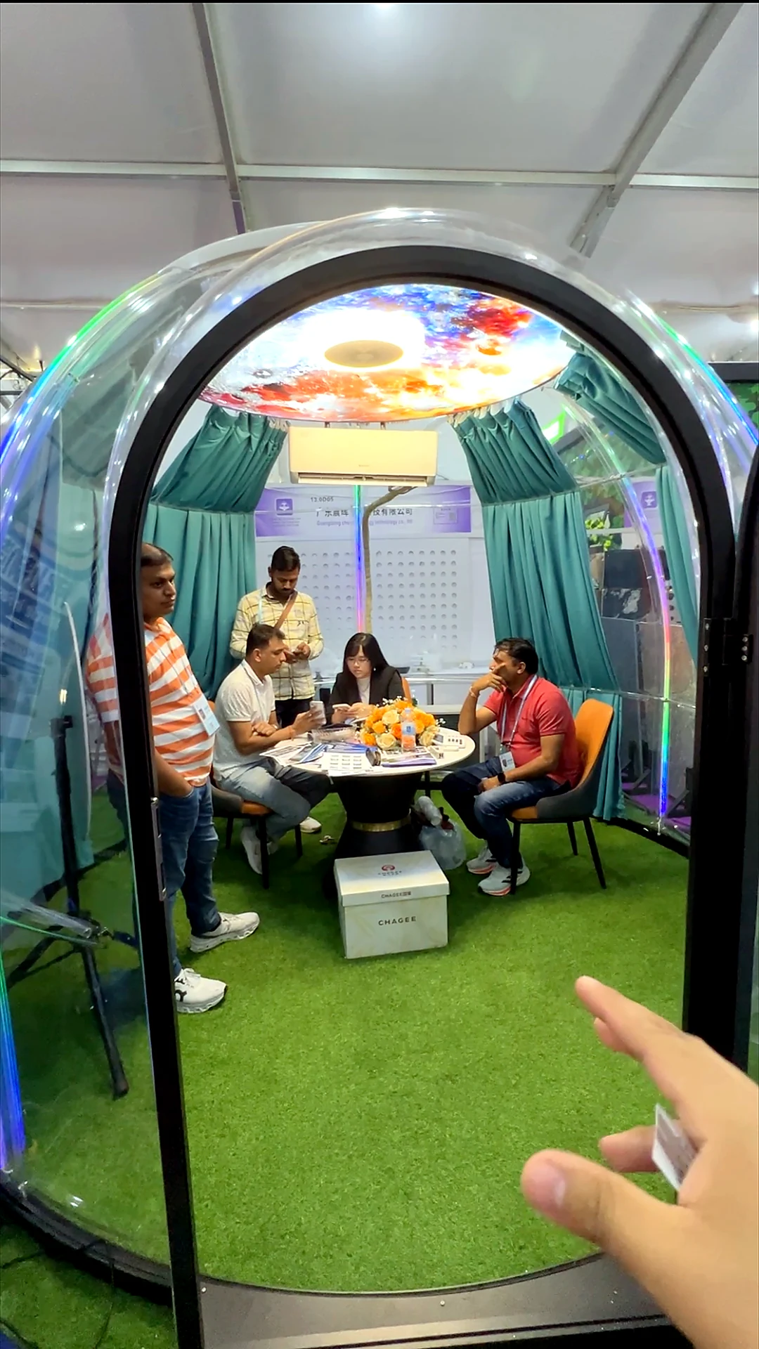 Reunión con proveedores en cabina