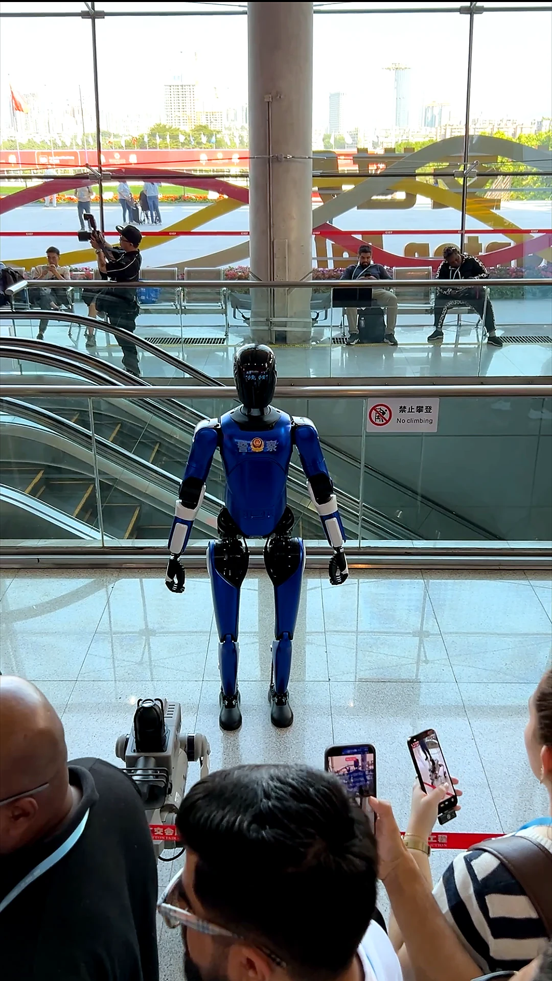 Robot humanoide de seguridad en feria